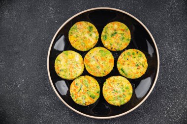 Sebzeli pirzola brokoli, havuç, patates, soğan, sebze aperatif. Masada atıştırmalıklar. Fotokopi masası.