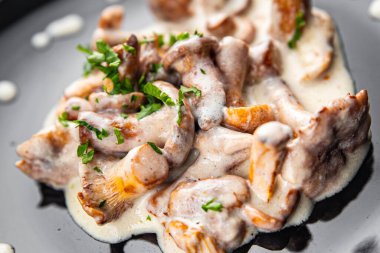 Jülyen mantarı Chanterelles krema sosu aperatif yemek aperatifi masa üzerinde fotokopi uzay yemeği arka plan kırsal üst görüş keto veya paleo diyeti vejetaryen gıda