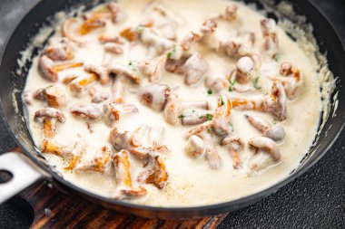 Jülyen mantarı Chanterelles krema sosu aperatif yemek aperatifi masa üzerinde fotokopi uzay yemeği arka plan kırsal üst görüş keto veya paleo diyeti vejetaryen gıda