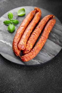 Et sosisi füme taze iştah açıcı yemek aperatifi masanın üzerinde fotokopi alanı yemek arka plan kırsal üst görünüm