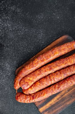 Et sosisi füme taze iştah açıcı yemek aperatifi masanın üzerinde fotokopi alanı yemek arka plan kırsal üst görünüm