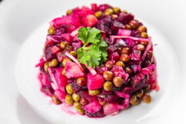 Pancar salatası sebzeleri, havuçlar, patatesler, soğanlar, salatalık turşusu iştah açıcı atıştırmalıklar fotokopi masasında uzay yiyecekleri arka plan kırsal üst görüş keto veya paleo diyeti vejetaryen yiyecekler