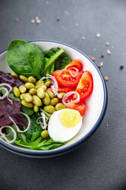 edamame fasulye salatası sebzeler, domates, haşlanmış yumurta iştah açıcı sofrada atıştırmalıklar fotokopi uzayı arka plan kırsal manzarası