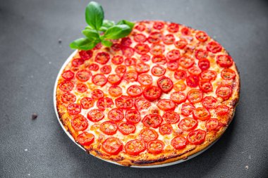 Domatesli pizza Margherita taze pizza fast food atıştırmalıkları masanın üzerinde fotokopi uzayı arka plan kırsal manzarası