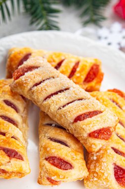 Noel tatlısı poğaça çöreği çilek dolgulu bayram ziyafeti Yılbaşı ziyafeti ve noel yemeği atıştırmalığı masa üzerinde fotokopi uzay yiyecekleri arka plan kırsal manzarası