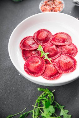Pancar pancar kırmızısı makarna tabakta aperatif yemek atıştırmalığı yemek için masa üzerinde fotokopi alanı arka plan kırsal üst görünüm