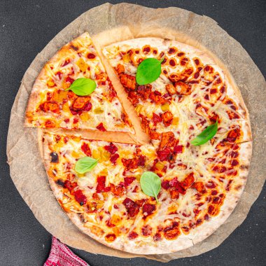 Ahşap fırında pişmiş pizza, et, pastırma, peynir aperatifler masada fast food aperatifleri fotokopi uzayı arka plan kırsal manzarası