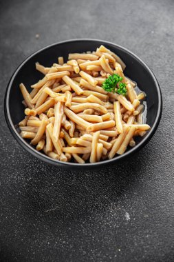 Çalı fasulyesi sarısı konserve fasulye lezzetli fasulye lezzetli aperatif yemek aperatifi masada fotokopi uzay yemeği arka plan kırsal üst görüş keto veya paleo diyeti vejetaryen gıda