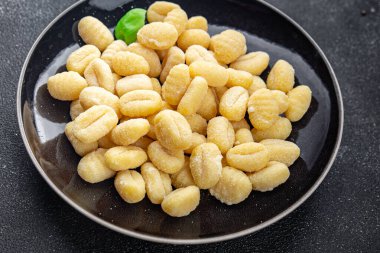 Gnocchi patates çiğ yemek aperatif yemek aperatifler masa üzerinde fotokopi uzay yiyecek arka plan kırsal üst görünüm 