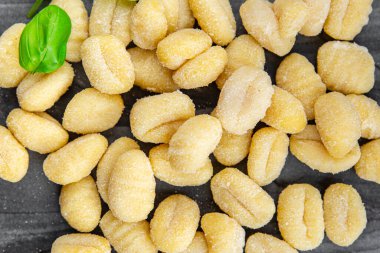 Gnocchi patates çiğ yemek aperatif yemek aperatifler masa üzerinde fotokopi uzay yiyecek arka plan kırsal üst görünüm 