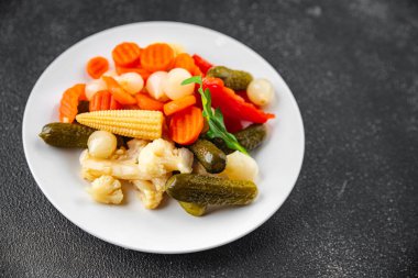 Salata turşusu, salatalık turşusu, turşu, havuç, soğan, karnabahar, biber iştah açıcı yemek aperatifleri masa üzerinde fotokopi alanı arka plan kırsal manzarası.