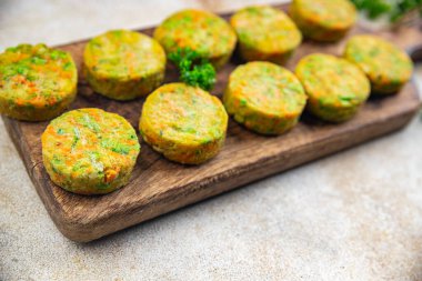 Pirzola sebzeli brokoli, havuç, patates, soğan, sebze atıştırmalığı masanın üzerinde fotokopi uzay yiyecekleri arka plan kırsal vejetaryen yemekleri henüz tanışılmadı.