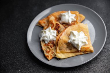 Krep çırpılmış krep tatlı tatlı tatlı tatlı iştah açıcı yemek aperatifi masa üzerinde fotokopi uzay yemeği arka plan kırsal üst görünüm