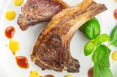 Kuzu eti pirzolası taze porsiyon yemek aperatifler masada atıştırmalıklar fotokopi uzayı arka plan kırsal manzarası