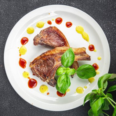 Kuzu eti pirzolası taze porsiyon yemek aperatifler masada atıştırmalıklar fotokopi uzayı arka plan kırsal manzarası