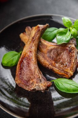 Kuzu eti pirzolası taze porsiyon yemek aperatifler masada atıştırmalıklar fotokopi uzayı arka plan kırsal manzarası