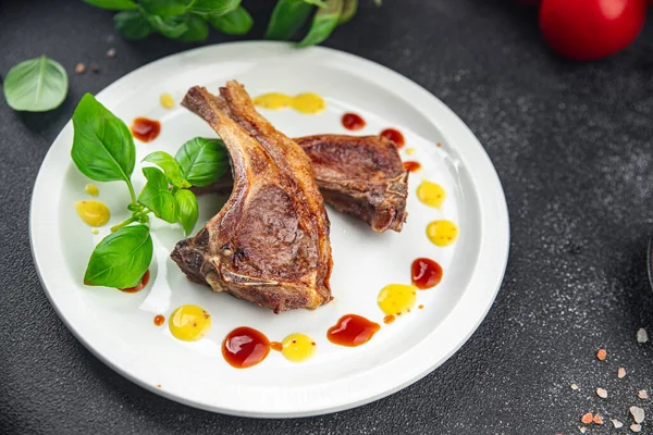 Kuzu eti pirzolası taze porsiyon yemek aperatifler masada atıştırmalıklar fotokopi uzayı arka plan kırsal manzarası