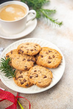 Tarçınlı kurabiye çikolatası düşer, tatlı tatlı tatlı bayram, yılbaşı ziyafeti ve Noel yemeği abur cuburu fotokopi masasında, arka plan kırsal arka plan manzarası.