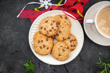 Tarçınlı kurabiye çikolatası düşer, tatlı tatlı tatlı bayram, yılbaşı ziyafeti ve Noel yemeği abur cuburu fotokopi masasında, arka plan kırsal arka plan manzarası.