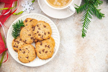 Tarçınlı kurabiye çikolatası düşer, tatlı tatlı tatlı bayram, yılbaşı ziyafeti ve Noel yemeği abur cuburu fotokopi masasında, arka plan kırsal arka plan manzarası.