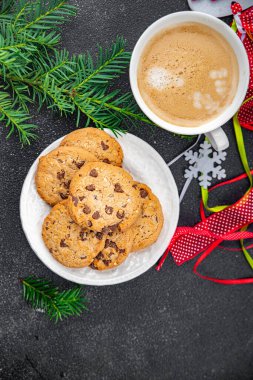 Tarçınlı kurabiye çikolatası düşer, tatlı tatlı tatlı bayram, yılbaşı ziyafeti ve Noel yemeği abur cuburu fotokopi masasında, arka plan kırsal arka plan manzarası.