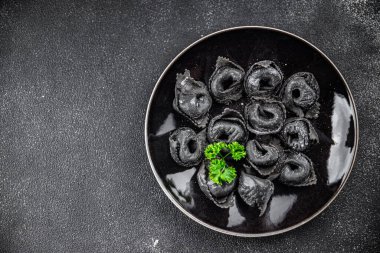 agnolotti siyah mürekkepbalığı mürekkep balığı ravioli taze deniz ürünleri somon balığı iştah açıcı yemek atıştırmalığı yemek masada fotokopi uzay yemeği arka plan kırsal üst görünüm