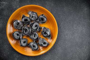 agnolotti siyah mürekkepbalığı mürekkep balığı ravioli taze deniz ürünleri somon balığı iştah açıcı yemek atıştırmalığı yemek masada fotokopi uzay yemeği arka plan kırsal üst görünüm
