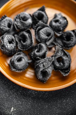 agnolotti siyah mürekkepbalığı mürekkep balığı ravioli taze deniz ürünleri somon balığı iştah açıcı yemek atıştırmalığı yemek masada fotokopi uzay yemeği arka plan kırsal üst görünüm