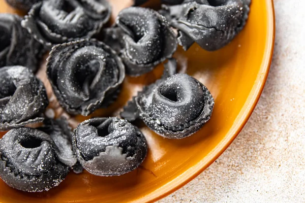 agnolotti siyah mürekkepbalığı mürekkep balığı ravioli taze deniz ürünleri somon balığı iştah açıcı yemek atıştırmalığı yemek masada fotokopi uzay yemeği arka plan kırsal üst görünüm
