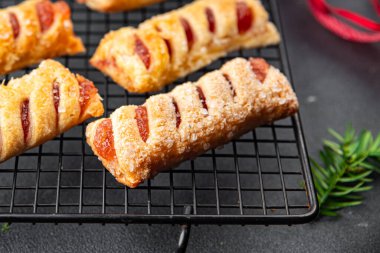 Noel 'de tatlı tatlı poğaça kurabiyeleri çilek dolgulu bayram kutlaması yeni yıl yemeği atıştırmalıkları fotokopi masasında arka plan kırsal arka plan manzarası