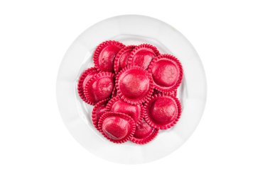 Tabakta pancar pancar kırmızısı makarna. Yemek atıştırmalığı. Masada fotokopi.