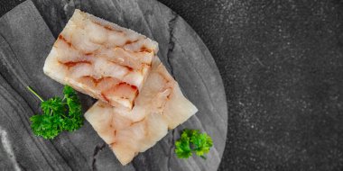 Çiğ balık briketi fileto deniz mahsulleri yemek aperatifleri masa üzerinde fotokopi alanı arka plan kırsal üst görünüm