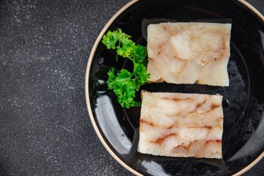 Çiğ balık briketi fileto deniz mahsulleri yemek aperatifleri masa üzerinde fotokopi alanı arka plan kırsal üst görünüm