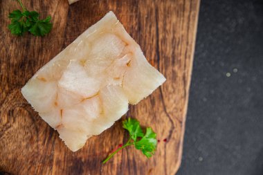 Çiğ balık briketi fileto deniz mahsulleri yemek aperatifleri masa üzerinde fotokopi alanı arka plan kırsal üst görünüm