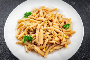 Sarı çalı fasulyesi salatası konserve fasulye yemek atıştırmalığı masanın üzerinde fotokopi alanı arka plan kırsal manzarası  