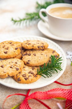 Noel tatili kurabiyesi çikolatası tatlı tarçınlı tatlı ikram eder yeni yıl ve noel yemeği atıştırmalıkları masanın üzerinde fotokopi çekilir arka plan kırsal manzarası
