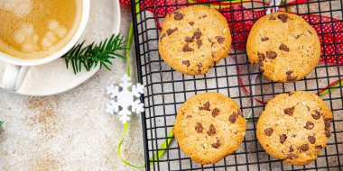 Noel tatili kurabiyesi çikolatası tatlı tarçınlı tatlı ikram eder yeni yıl ve noel yemeği atıştırmalıkları masanın üzerinde fotokopi çekilir arka plan kırsal manzarası