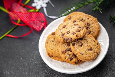 Noel tatili kurabiyesi çikolatası tatlı tarçınlı tatlı ikram eder yeni yıl ve noel yemeği atıştırmalıkları masanın üzerinde fotokopi çekilir arka plan kırsal manzarası
