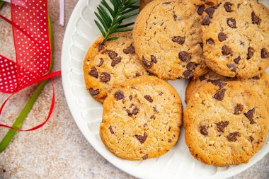 Noel tatili kurabiyesi çikolatası tatlı tarçınlı tatlı ikram eder yeni yıl ve noel yemeği atıştırmalıkları masanın üzerinde fotokopi çekilir arka plan kırsal manzarası