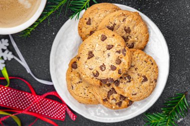 Noel tatili kurabiyesi çikolatası tatlı tarçınlı tatlı ikram eder yeni yıl ve noel yemeği atıştırmalıkları masanın üzerinde fotokopi çekilir arka plan kırsal manzarası
