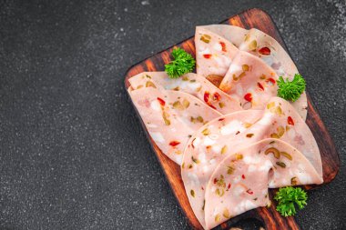 Salamura edilmiş sebzeler haşlanmış sosis, salatalık, biber turşusu, turşu sağlıklı beslenme aperatifleri yemek aperatifleri masa üzerinde fotokopi uzay yemeği arka plan kırsal manzarası.