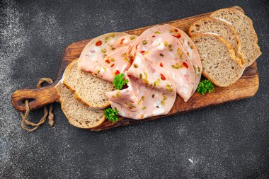 Salamura edilmiş sebzeler haşlanmış sosis, salatalık, biber turşusu, turşu sağlıklı beslenme aperatifleri yemek aperatifleri masa üzerinde fotokopi uzay yemeği arka plan kırsal manzarası.