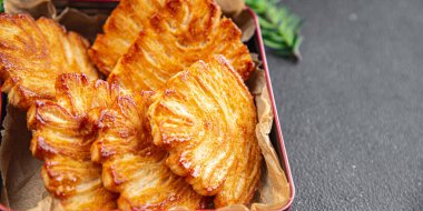 Puf böreği, noel kurabiyesi tatlı tatlı tatlı puf puf noel ziyafeti ve noel yemeği ziyafeti sofrada atıştırmalık, uzay yemeği arka plan kırsal manzarası.