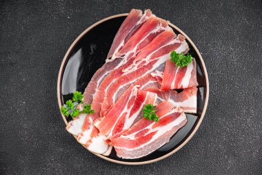 Domuz pastırması taze tütsülenmiş et iştah açıcı yemek aperatifleri masa üzerinde fotokopi alanı arka plan kırsal üst görünüm