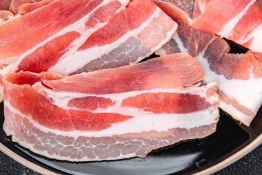 Domuz pastırması taze tütsülenmiş et iştah açıcı yemek aperatifleri masa üzerinde fotokopi alanı arka plan kırsal üst görünüm