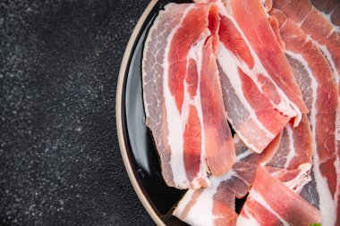 Domuz pastırması taze tütsülenmiş et iştah açıcı yemek aperatifleri masa üzerinde fotokopi alanı arka plan kırsal üst görünüm