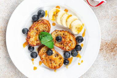 yumurta baget ekmeğinde kızartılmış meyveli ekmek Noel kahvaltısı tatlı tatlı tatlı bayram ziyafeti ve noel yemeği ziyafeti masa başı yemek arka planında atıştırmalık