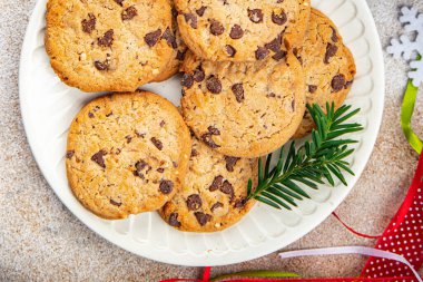 Noel kurabiyesi, çikolatalı tarçınlı tatlı, Noel tatili, yeni yıl ziyafeti ve Noel yemeği atıştırmalıkları. Arka plandaki uzay yiyeceklerinin fotokopisi.