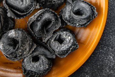 agnolotti siyah mürekkepbalığı mürekkep balığı ravioli taze deniz ürünleri somon balığı iştah açıcı yemek atıştırmalığı yemek masada fotokopi uzay yemeği arka plan kırsal üst görünüm