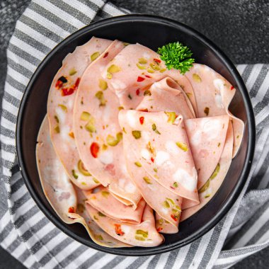 Salamura edilmiş sebzeler haşlanmış sosis, salatalık, biber turşusu, turşu sağlıklı beslenme aperatifleri yemek aperatifleri masa üzerinde fotokopi uzay yemeği arka plan kırsal manzarası.